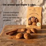 Raivas de Canela Geocakes soltas com paus de canela e canéla em pó, mesa de madeira rústica e parede caiada, embalagem em segundo plano