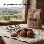 Embalagem de Raivas de Canela Geocakes atada com fio, ramo de oliveira e paisagem rural da Beira Baixa ao fundo