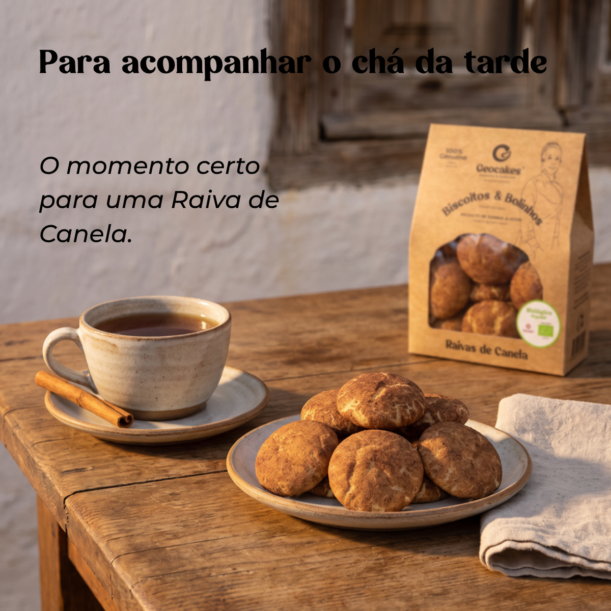Chávena de chá, Raivas de Canela Geocakes num prato de cerâmica e guardanapo de linho sobre mesa de madeira