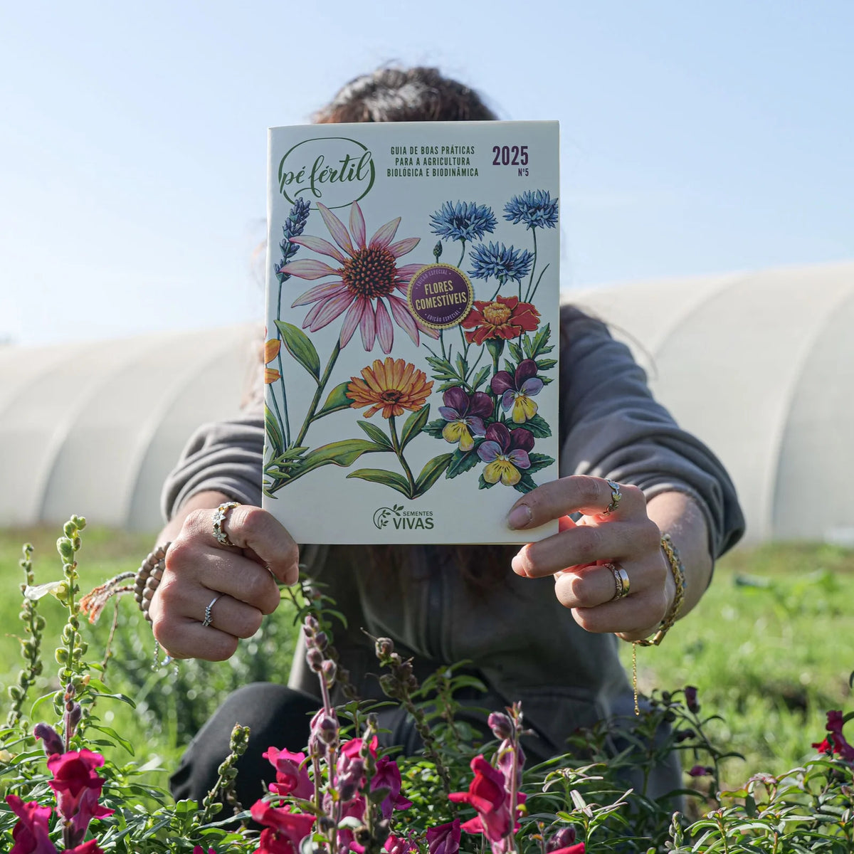 Detalhe de uma página do Guia Pé Fértil 2025: Edição Especial Flores Comestíveis