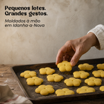 Mão feminina a dispor Biscoitos de Limão Geocakes produzidos em pequenos lotes