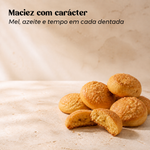 Broas de Mel Geocakes partidas, mostrando a textura macia, com mel e azeite