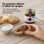 Doce extra de figo biológico Geocakes servido com pão, iogurte e queijos curados