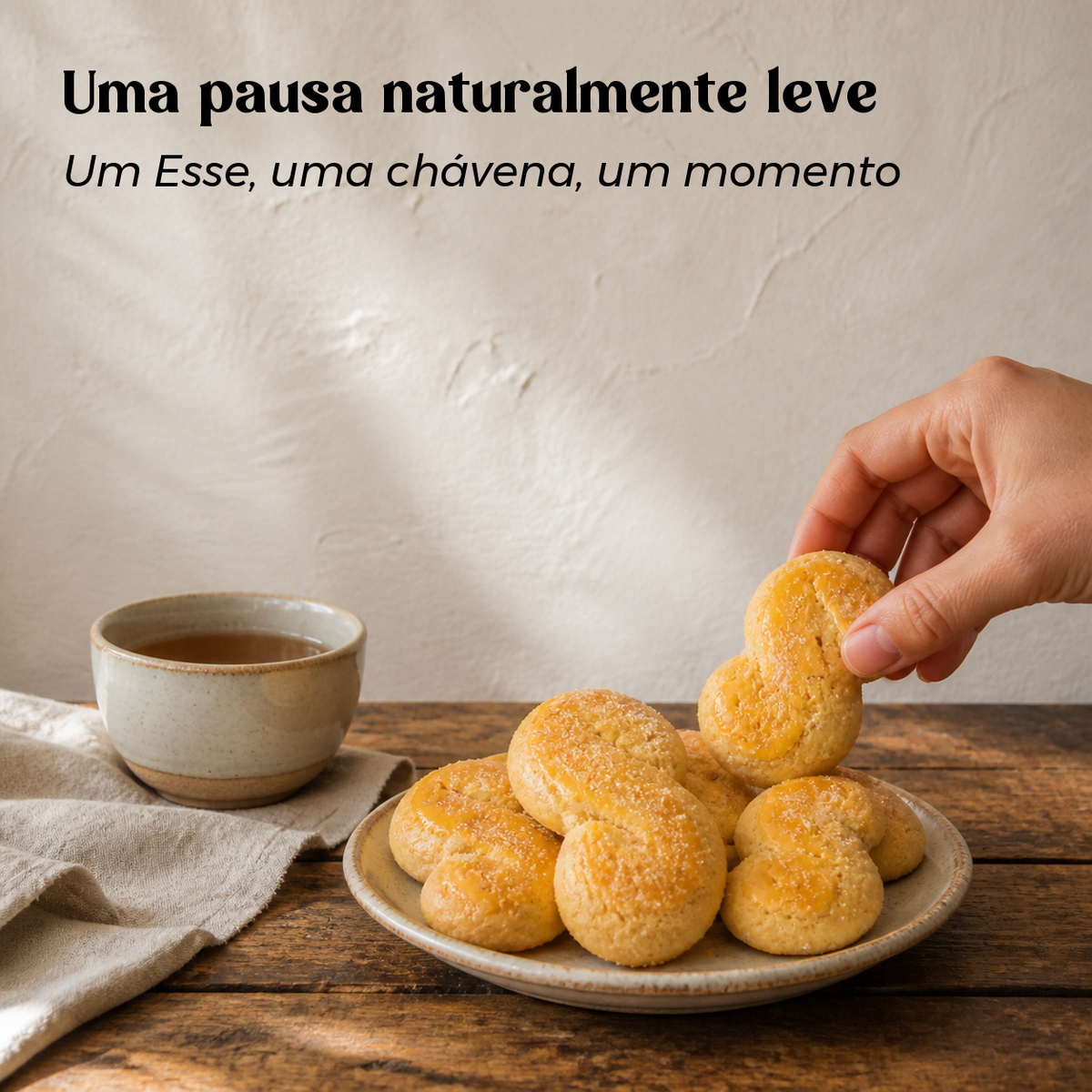 Esses d'Idanha Geocakes acompanhados por uma chávena de chá numa pausa