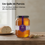 Mel de rosmaninho de 1 kg servido com pão, destacando a cor âmbar e a textura