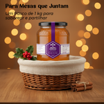 Frasco de mel de rosmaninho de 1 kg num cesto, pronto para partilhar ou oferecer