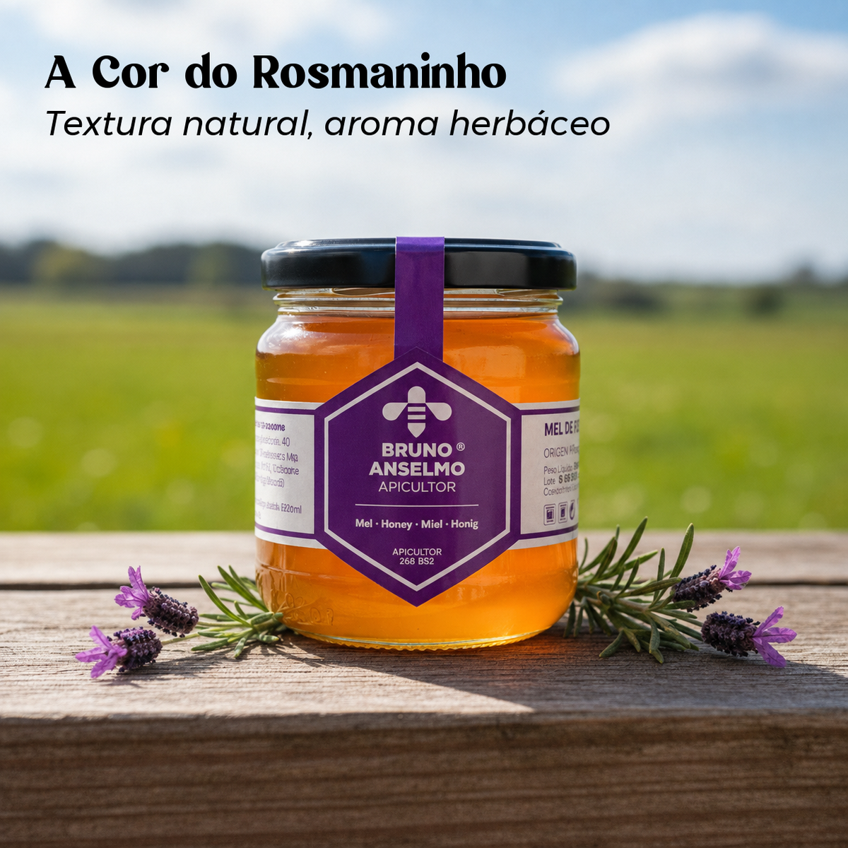 Mel de rosmaninho Bruno Anselmo em detalhe, com cor âmbar e flores de rosmaninho