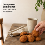 Raivas de Canela Biológicas Geocakes — pausa à mesa com chá e gesto de partilha