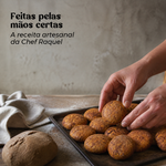 Raivas de Canela Biológicas Geocakes — mãos a dispor os biscoitos num tabuleiro artesanal
