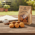 Raivas de Canela Geocakes com café numa mesa exterior — Uma pausa com sabor